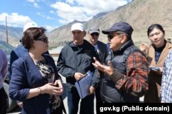 Акылбек Жапаров менен Ду Дэвэн Сары-Жаз ГЭСи курула турган жерлерди көрүп жаткан учуру. 4-август, 2023-жыл.