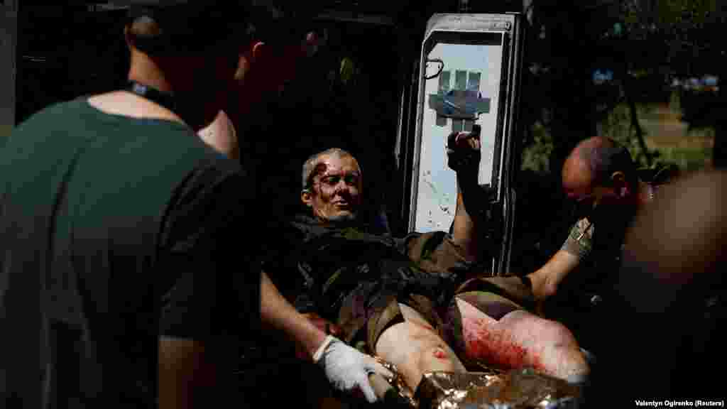 Mentősök egy sebesült ukrán katonával.&nbsp;Miközben Ukrajna igyekszik feltölteni a hadseregét, az új mozgósítási törvény miatt a katonakorú férfiak&nbsp;egyre kétségbeesetten próbálnak elmenekülni a sorozás elől &nbsp; 