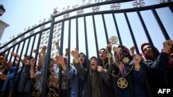 Pjesëtarët e Organizatës së Muxhahedinëve të Popullit të Iranit (MEK) duke protestuar në Shqipëri më 20 qershor 2023.