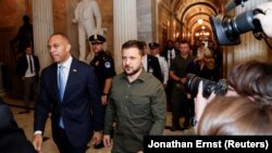 Лідер меншості в Палаті представників Гакім Джеффріс супроводжував Володимира Зеленського до Капітолію