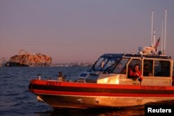 Obalska straža obezbeđuje prostor posle rušenja broda u Baltimoru, 26. mart 2024.