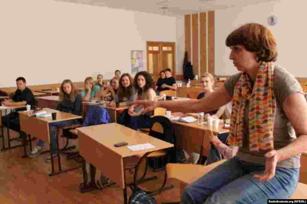 Під час лекції для студентів одного з київських вишів. Чимало журналістів написали, що Інна Кузнецова залишила слід у їхньому житті &ndash; комусь подарувала шанс, когось навчила, комусь дала пораду.&nbsp; &laquo;А мені завжди щастило на молодь і я знаю, що варто допомагати студентам, адже з такої кооперації можна отримати гарний результат&raquo;, &ndash; казала вона &nbsp;