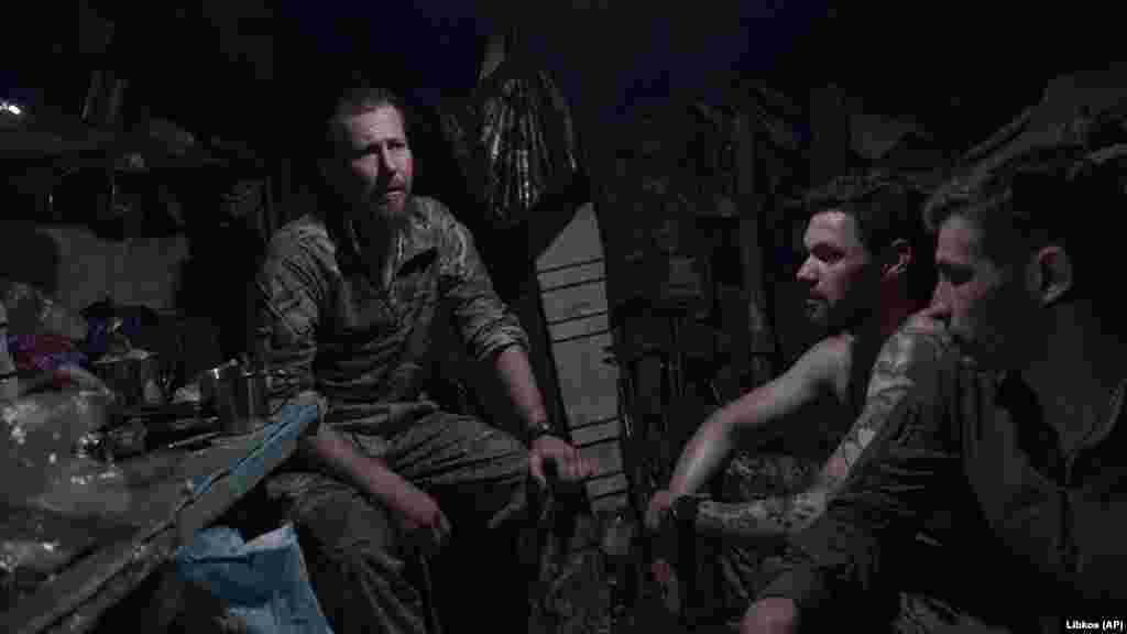 Svakodnevni život vojnika koji služe u rovovima uključuje duge periode dosade isprekidane artiljerijskim napadima koji mogu dovesti do smrtnih slučajeva u bilo kojem trenutku.