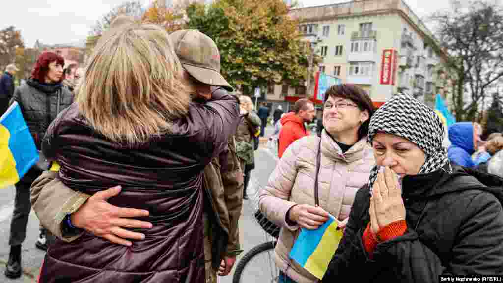 Locuitorii din Herson salută trupele ucrainene după ce orașul a fost recucerit la 13 noiembrie 2022.