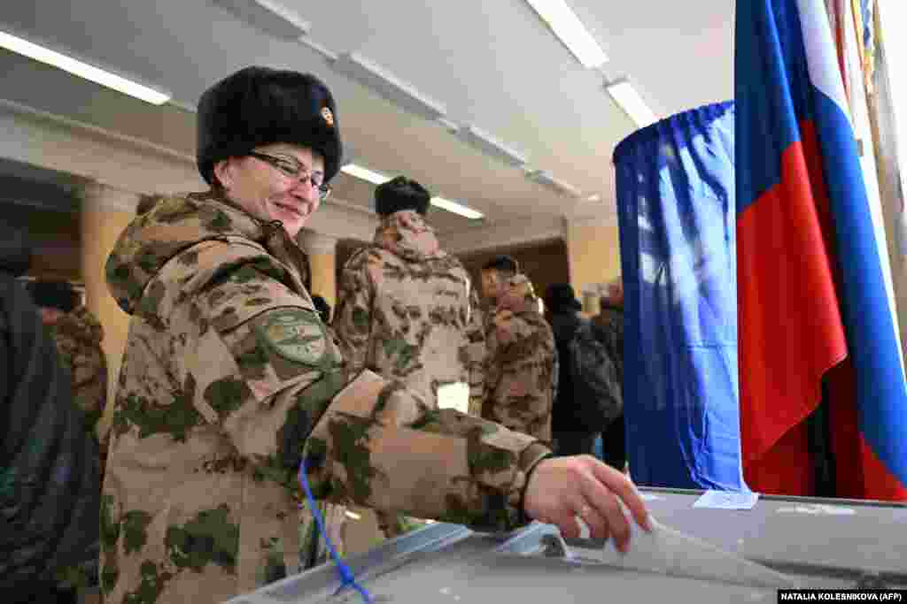 Pripadnici vojske glasaju u Moskvi, 15. mart. Glasanje, za koje se ne očekuje da će biti slobodno i fer, predstavlja prve velike izbore u Rusiji otkako je Putin pokrenuo invaziju punog obima na susednu Ukrajinu u februaru 2022.