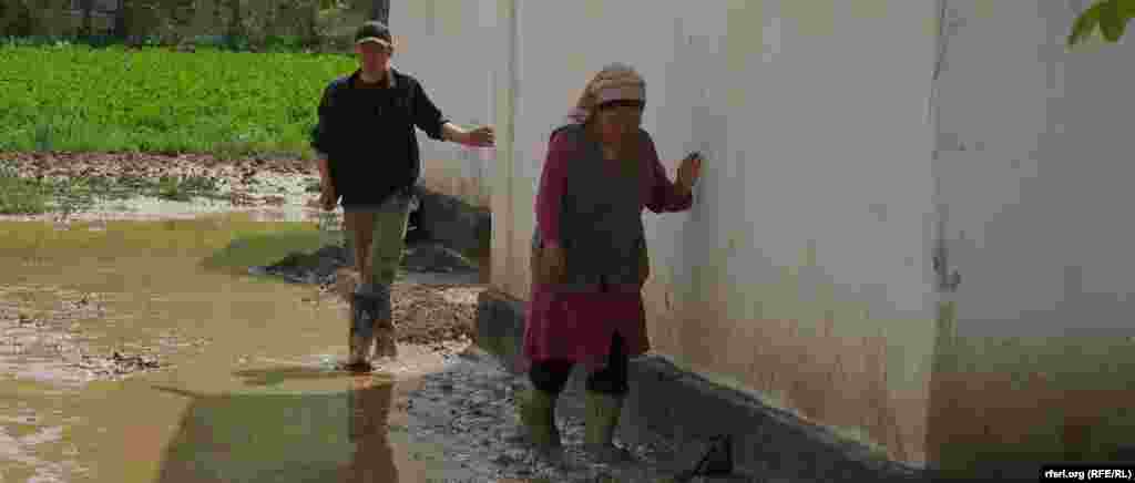 ӨКМдин маалыматында республика боюнча 20-23-апрель күндөрү 67 жолу сел кырсыктары катталган. Ош облусунда 29, Жалал-Абад облусунда 18, Баткен облусунда 10, Талас облусунда 4, Чүйдө 4 жана Ош шаарында 2 ирет суу ташкыны болгон. Сел 1092 кожолукту каптап, 264 үйдүн жертөлөсүнө суу кирген. Алдын ала тактоолор боюнча, 253 үй канааттандырарлык абалда, тогуз үй толук ремонтко муктаж, эки үй жараксыз абалга келген, бир катар социалдык объектилер жараксыз абалда. 300 кожолук эвакуацияланган. Ош облусу.