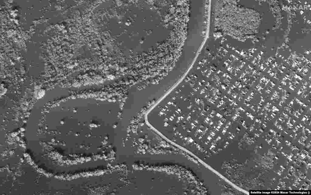 На спутниковых снимках, снятых 1 и 10 апреля, виден масштаб затопления Орска на берегу реки Урал. Орск, город с населением около 240 тысяч человек, второй по величине в Оренбургской области России, расположен в степи примерно в 100 километрах к юго-востоку от южной оконечности Уральских гор