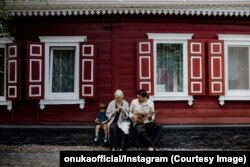 Ната Жижченко з сім'єю біля родинного будинку у Чернігові