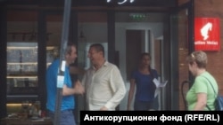 Петьо Петров - Еврото с настоящия главен прокурор Борислав Сарафов. На заден фон е и бившата жената на Еврото - Любена Павлова.