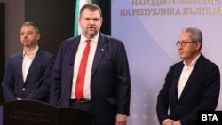 ГЕРБ и ДПС са готови да се откажат от идеята си за прекратяване на на дерогацията за преработка на руски петрол за „Лукойл Нефтохим Бургас“, ако руската компания изплати дължими 500 лв. данъци на държавата. На снимката Делян Добрев от ГЕРБ и Делян Пеевски и Йордан Цонев от ДПС.