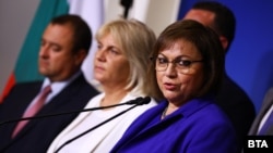 Корнелия Нинова даде брифинг в парламента в понеделник, за да се похвали, че по идея на БСП поправката в закона срещу домашнотo насилие за интимната връзка дава право на защита само когато е "между две физически лица от мъжки и женски пол".