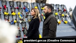 У День Героїв Небесної сотні президент України Володимир Зеленський і перша леді Олена Зеленська вшанували пам’ять активістів, які загинули під час Революції гідності у 2014 році. Київ, 20 лютого 2024 року 