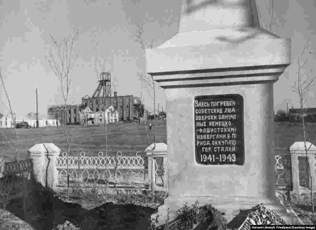 Spomenik pored neidentifikovanog rudnika. Natpis kaže: &quot;Ovde su sahranjeni sovjetski ljudi koje su surovo mučili do smrti nemačko-fašistički đavoli tokom okupacije Staljina, 1941-1943. godina&quot;. Milione Ukrajinaca su ubile okupatorske snage predvođene nacistima tokom Drugog svetskog rata, koji je usledio ubrzo pošto je stanovništvo sovjetske Ukrajine desetkovano glađu koju je sproveo Kremlj i koja je poznata kao Holodomor.&nbsp;