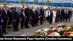 Церемонія вшанування пам'яті жертв Волинської трагедії. Біля спікерки Сейму Ельжбети Вітек стоїть спікер Верховної Ради України Руслан Стефанчук. Варшава, Польща. 11 липня 2023 року