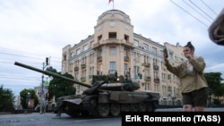 Вагнерівці біля будівлі штабу Південного військового округу в Ростові-на-Дону, 24 червня 2024 року. Фото російського державного агентства ТАСС