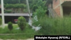 Oštećeno staklo na automobilu koji je koristila ekipa RSE, Zubin Potok, 30. maj