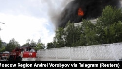 Vatra i dim izbijaju iz zapaljene administrativne zgrade u Frjazinu u Moskovskoj oblasti, Rusija 24. juna 2024.