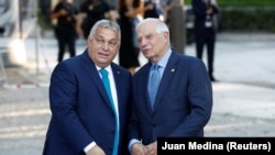 Kryeministri i Hungarisë, Viktor Orban(majtas), dhe shefi i Bashkimit Evropian (BE) për politikë të jashtme, Josep Borrell. (Fotografi nga arkivi)
