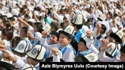 "Манас" айтуу боюнча сынактын катышуучулары. (Сүрөт Aziz Biymyrza Uulu Фейсбук баракчасынан алынды)