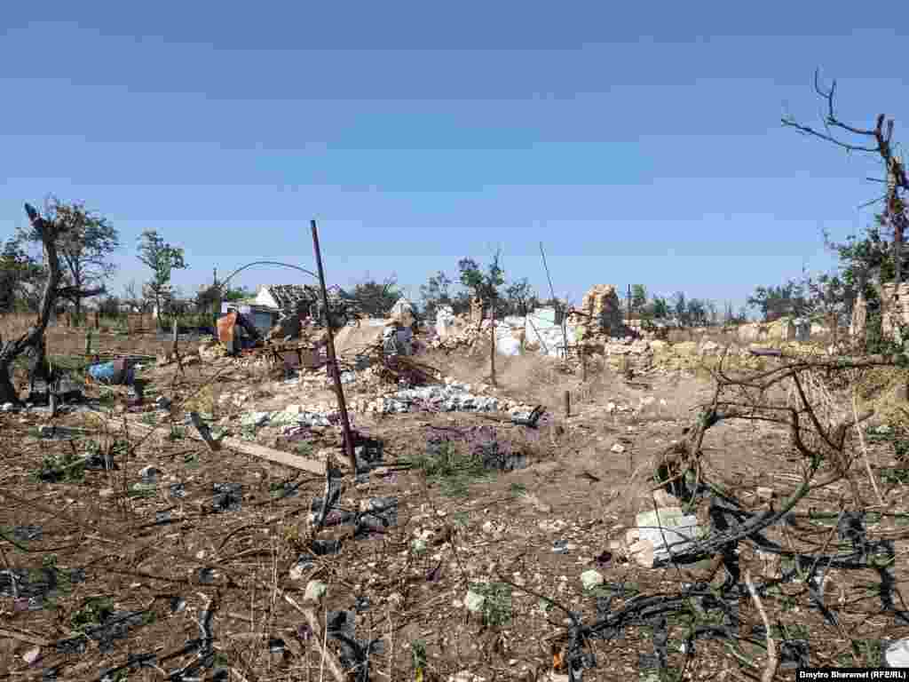 Ось так зараз виглядає багате на сади та городину село, в якому до розпочатої Росією широкомасштабної війни проживало майже тисячу людей. Олександр свідчить: у селі десятки повністю зруйнованих будинків, з якими сталося те, що і з його оселею.