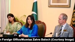 Речниця МЗС Пакистану (у центрі) заявила, що Іран напередодні порушив повітряний простір Пакистану, що призвело до загибелі двох дітей
