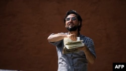 Refugjati irakian, Salwan Momika, duke djegur Kuranin.