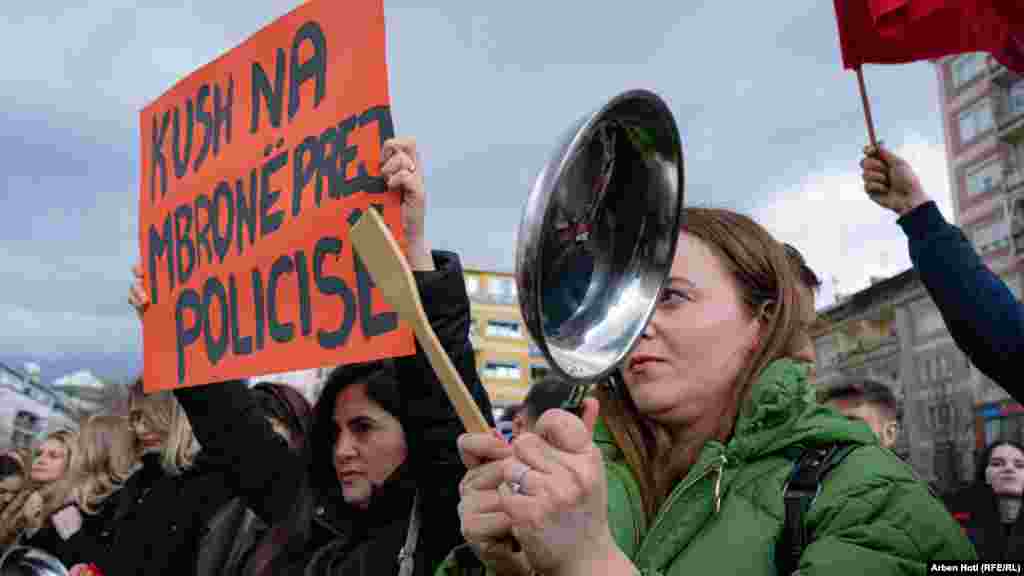 &ldquo;Si e mbijetuar e dhunës në familje, prej që e kam raportuar rastin më 2021, po bëhen dy vjet që unë luftoj për drejtësi dhe të drejtat e mia. Unë jam dëshmitare e neglizhencës, mosbesimit dhe padrejtësive të vazhdueshme që u bëhen grave nga policia, prokuria dhe gjykata&rdquo;, tha&nbsp;Elvedina Hajdari, viktimë e dhunës në familje.