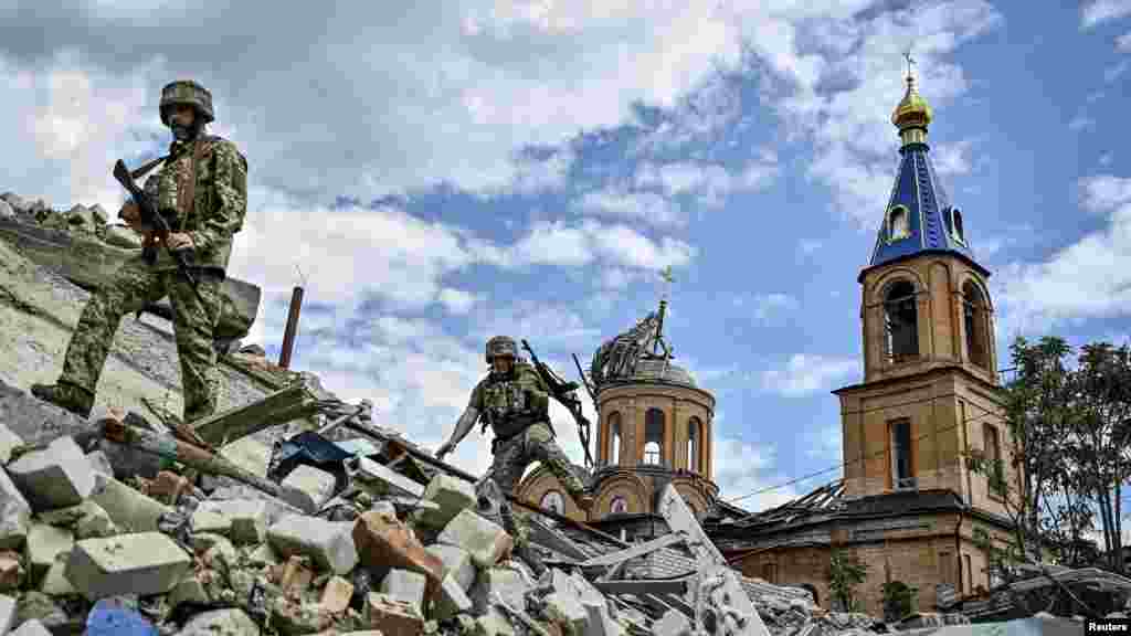 Ukrajinske trupe patroliraju područjem koje je teško oštećeno ruskim vazdušnim napadima u gradu Orihiv u regionu Zaporožja.