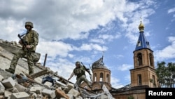 Українські військовослужбовці патрулюють територію, яка постраждала від російських військових ударів, Запорізька область, 20 травня 2024 року