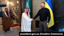 Керівник Офісу президента України Андрій Єрмак (праворуч) і міністр закордонних справ Саудівської Аравії принц Фейсал бін Фархан Аль Сауд. Київ, 26 лютого 2023 року 