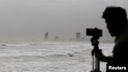 Чоловік знімає морські хвилі перед приходом шторму Біпарджой на пляжі Кліфтон у Карачі, Пакистан, 13 червня 2023 року
