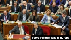 Kormánypárti képviselők a parlament plenáris ülésén 2023. december 12-én