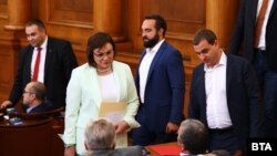 Oт ляво надясно: председателkaтa на БСП Корнелия Нинова, депутатът от ПП-ДБ Михал Камбарев, депутатът от БСП Иван Петков в парламента на 6 юли 2023 г.