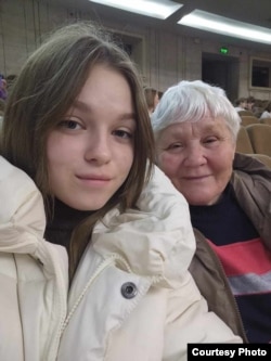 Влада Веремеєнко з бабусею Валентиною. Фото з особистого архіву родини