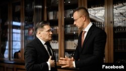 უნგრეთის საგარეო საქმეთა და ვაჭრობის მინისტრი, პეტერ სიიარტო ელაპარაკება რუსეთის სახელმწიფო ატომური ენერგეტიკის კორპორაციის - "როსატომის" გენერალურ დირექტორს, ალექსეი ლიხაჩევს. მოსკოვი, 2023 წლის 11 აპრილი.