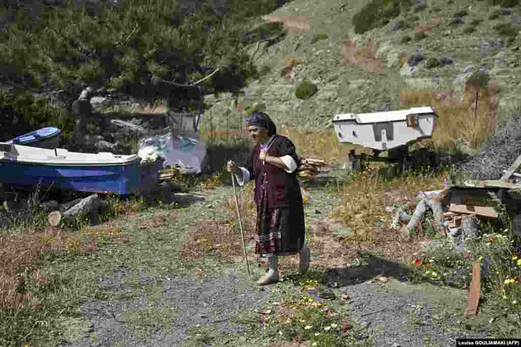 Žena nosi sakupljena drva u selu Olimpos na otoku Karpatosu. Brdsko selo Olimpos dom je jednog od rijetkih društava u Grčkoj koja se opire turizmu i standardizaciji načina života.