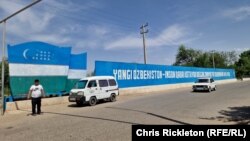 Президент Узбекистана Шавкат Мирзияев использует фразу «Новый Узбекистан», говоря о своих реформах. Баннер в Нурабадском районе Самаркандской области.