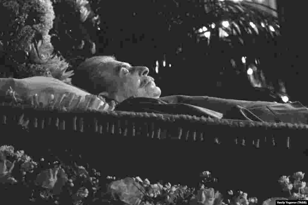 Cadavrul lui Stalin a fost ținut expus în Casa Sindicatelor până pe 9 martie, când au avut loc funeraliile.&nbsp;