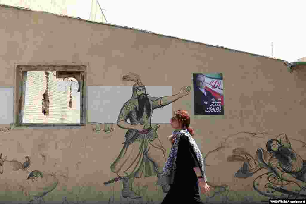 Ирандын президенти болуп шайланган Масуд Пезешкиандын сүрөтү тартылган плакат Тегерандын көчөлөрүнүн биринде илинип турат.