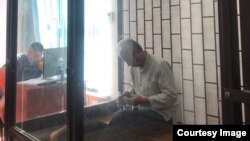 Адахан Мадумаровдун бөгөт чарасы каралып жаткан учур. 2-сентябрь, 2023-жыл. Бишкектин Биринчи Май райондук соту. 