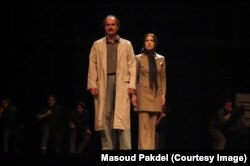 صحنه‌ای از اجرای نمایش «مجلس شبیه در ذکر مصائب استاد نوید ماکان و همسرش مهندس رُخشید فرزین»