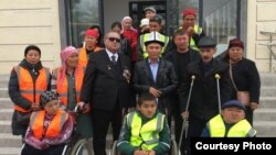 Майыптар ассоциациясынын төрагасы Калык Мамбетакунов борбордун өкүлдөрү менен.