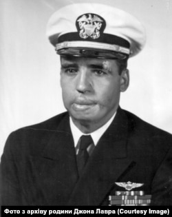 Джон Лавра після отриманих опіків у палаючому літаку