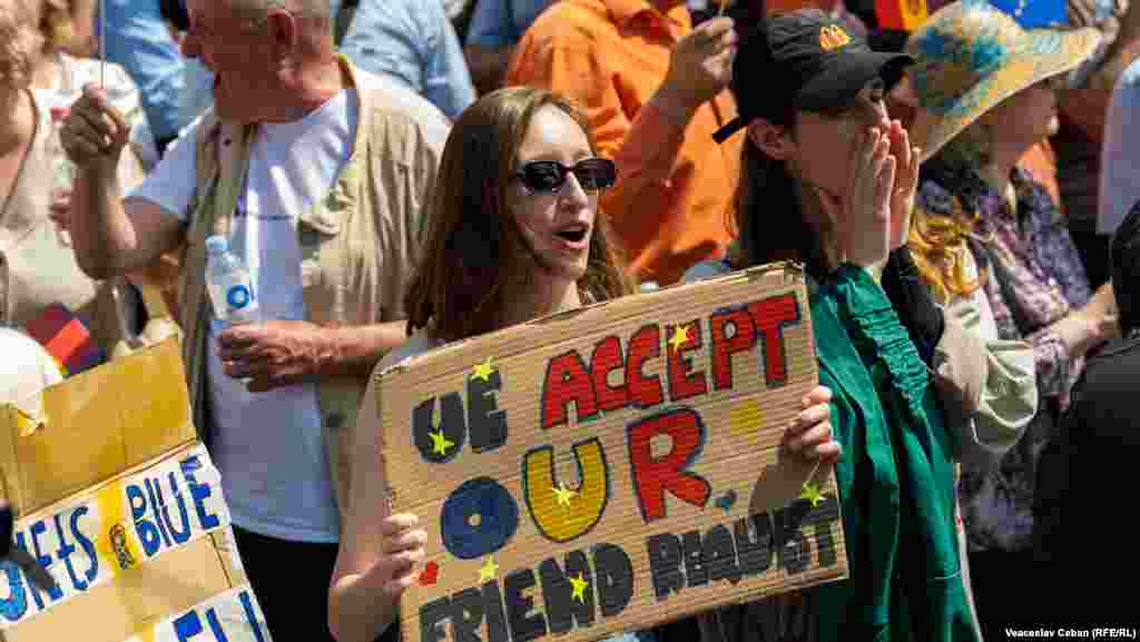 Mlada žena je došla na skup s porukom &quot;EU prihvata naš zahtjev za prijateljstvo&quot;.