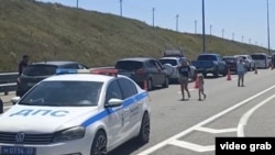 Тисячі автомобілів стоять у черзі на в'їзд на Керченський міст