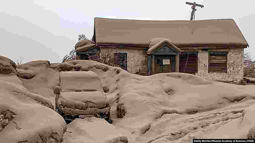 Дом и автомобиль в Усть-Камчатском районе остались под толщей пыли после извержения крупнейшего на Камчатке вулкана Шивелуч. (Dmitry Melnikov/Russian Academy of Sciences/TASS)