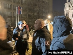 Учасник акції (праворуч) із символікою «Вагнера» на одязі