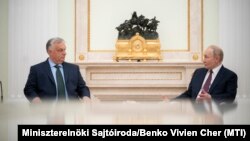 ویکتور اوربان (چپ) نخست‌وزیر مجارستان و ولادیمیر پوتین همتای روس او در کاخ کرملین