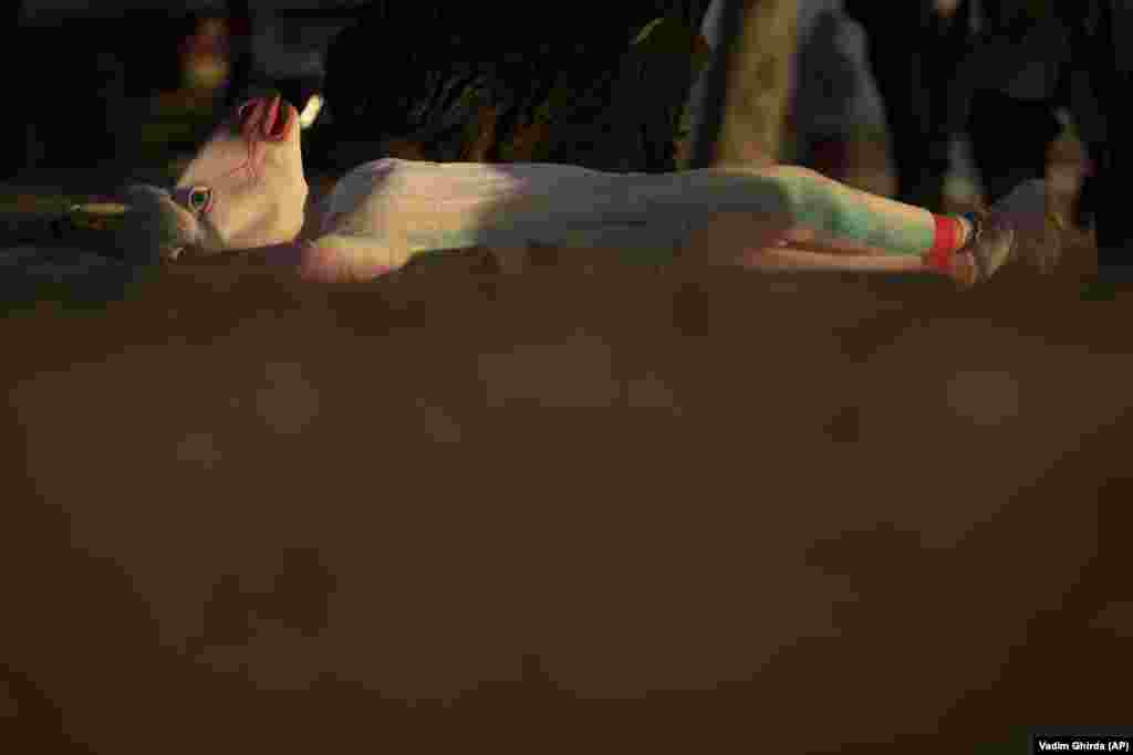 Osoba koja nosi odjeću jednoroga uživa u zalasku sunca tokom Festivala.