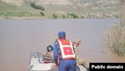 Сууга аккан баланы издөө. Нарын дарыясы. 25-апрель, 2024-жыл. 